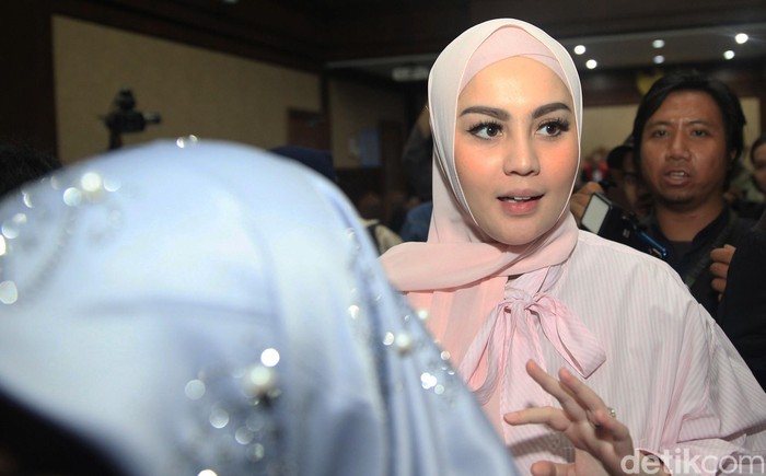 Jennifer Dunn Blak-blakan Terima Mobil hingga Kartu Kredit Artis Jennifer Dunn menjadi saksi dalam kasus korupsi Tubagus Chaeri Wardana alias Wawan. Jennifer duduk sebagai saksi bersama empat orang lainnya.