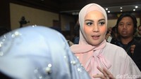 Pantauan detikcom, Jennifer Dunn sudah berada di Pengadilan Tipikor Jakarta, Jalan Bungur Raya sejak pukul 11.00 WIB, Kamis (12/3/2020).