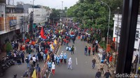 Aksi demo tersebut diawali dengan longmarch dari kawasan industri Cimahi Selatan, menuju ke kawasan kantor DPRD Kota Cimahi, di Jalan Djulaeha Karmita.