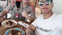Dari foto-fotonya banyak yang menampilkan Wirang sedang kulineran bareng anggota kepolisian. Ia bahkan bisa duduk santai sambil makan bareng. Foto: instagram @wirangbirawa