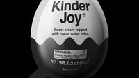 Cokelat Kinder Joy ini banyak digemari oleh anak kecil. Memiliki warna kemasan merah, putih, dan biru, kini kemasannya terlihat sangat sederhana. Apa kalian menyukainya? Foto: Istimewa