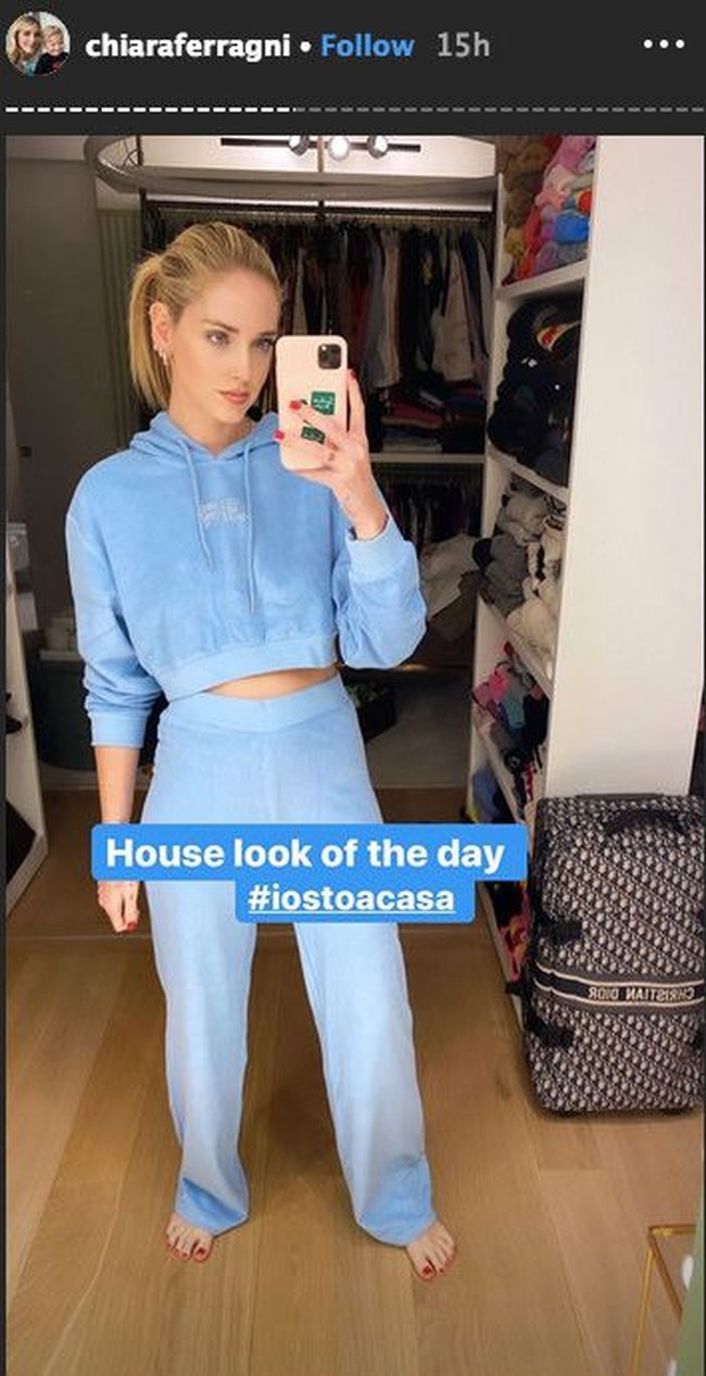 Chiara Ferragni sendiri saat ini mengkarantina dirinya dan keluarganya seiring dengan lockdown yang terjadi di Italia. Foto-foto Instagramnya yang biasanya memperlihatkan penampilannya saat liburan atau datang ke acara fashion, kini diisi dengan foto dirinya di rumah. Foto: Instagram