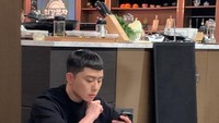 Disela-sela syuting Itaewon Class, Seo Joon terlihat sibuk melihat ponselnya. Di dalam drama ini, Seo Joon berubah menjadi pengusahan kuliner yang gigih. Foto: Instagram @bn_sj2013