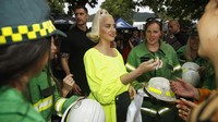 Ia pun tak segan memberikan tanda tangan ataupun menyapa para fansnya yang hadir. Getty Images/Daniel Pockett