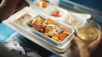 Lewat Cathay Pacific Catering Service (CPCS), ada lebih dari 81.100 makanan yang dibuat di dalam dapur pesawat terbesar di dunia. Foto: Brand Insider