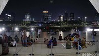 Selain itu, Anies memastikan bahwa pelayanan masyarakat tetap berjalan seperti semula. Kantor kecamatan, kelurahan, hingga Balai Kota, rumah sakit dan puskesmas tetap memberikan pelayanan. 