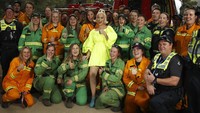 Bahkan Katy Perry berpose bersama para pahlawan di kebakaran Australia tersebut. Getty Images/Daniel Pockett