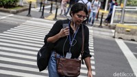 Pasalnya dengan menjaga kebersihan dan menerapkan pola hidup sehat serta istirahat yang teratur, daya tahan tubuh pun cenderung lebih kuat sehingga tidak rentan terhadap penyebaran virus, tak cuma virus corona tetapi juga berbagai penyakit lainnya.