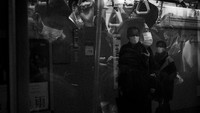 Corona bahkan membuat stasiun kereta api di Tokyo yang terkenal ramai saat jam sibuk kini terlihat sepi dan lengang.