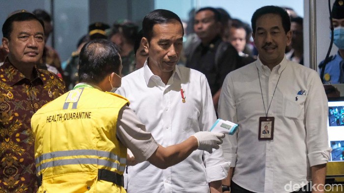 Presiden Jokowi mengecek fasilitas di Terminal 3 Bandara Soekarno-Hatta guna mencegah penyebaran virus corona COVID-19. Jokowi ikut dicek suhu tubuhnya.