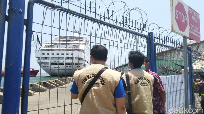 Kapal pesiar MV Colombus berlabuh di Pelabuhan Tanjung Emas Semarang