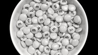 Siapa yang tidak tahu kepingan cokelat berbentuk lingkaran ini? M&M pun dikreasikan oleh seniman asal India tersebut. Padahal aslinya kepingan cokelat lingkaran ini memiliki memiliki warna yang beragam, mulai dari merah, kuning, oranye, hingga biru terang. Foto: Istimewa