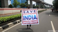 Para peserta aksi mulai berdatangan dengan membawa beragam atribut seperti poster dan spanduk.