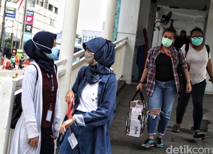 WHO telah umumkan wabah corona sebagai pandemi. Meski telah memperketat pengawasan guna cegah corona, Indonesia belum berencana melakukan lockdown.