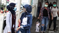 Mengacu pada Kamus Besar Bahasa Indonesia (KBBI), pandemi merupakan wabah yang berjangkit serempak di mana-mana, meliputi daerah geografis yang luas.