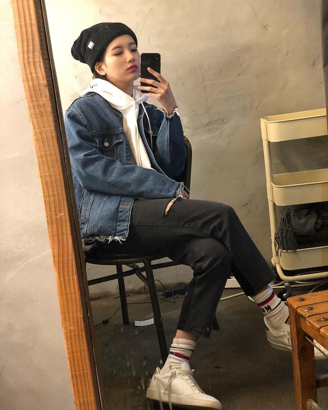 Tak hanya bergaya feminin, Bae Suxy juga sesekali tampil kasual ala streetwear. Seperti pada penampilannya kali ini yang mengolaborasikan hoodie dengan jaket denim, sneakers putih bahkan beanie. Foto: Instagram @skuukzky