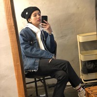 Tak hanya bergaya feminin, Bae Suxy juga sesekali tampil kasual ala streetwear. Seperti pada penampilannya kali ini yang mengolaborasikan hoodie dengan jaket denim, sneakers putih bahkan beanie. Foto: Instagram @skuukzky