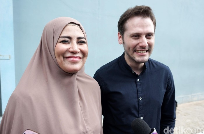 Cinta Penelope dan suaminya, Taha Gokan, saat ditemui di studio Trans TV.