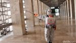 Melihat Proses Sterilisasi Masjid Istiqlal untuk Cegah Corona