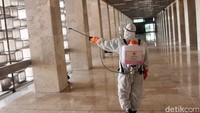 Berbagai area dan wilayah di masjid tersebut disemprot disinfektan oleh petugas guna mencegah penyebaran virus corona.