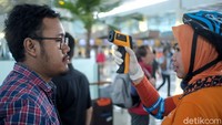 Penumpang pesawat yang masuk Terminal 3 Bandara Soekarno-Hatta dicek suhu tubuhnya dengan thermal gun.