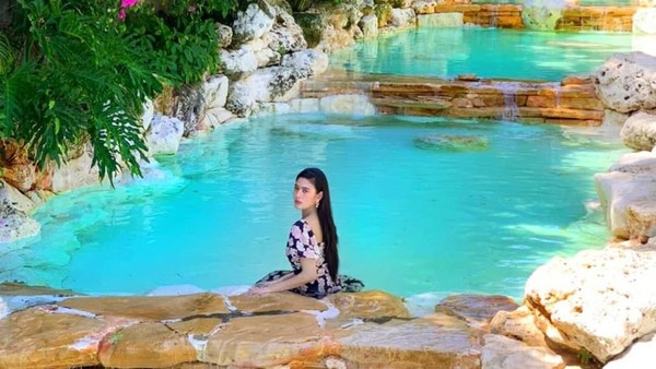 Di luar tugasnya sebagai Duta Pariwisata Spa Indonesia, Zahra juga menyukai aktifitas traveling. Ini momen saat dia liburan ke sebuah destinasi cantik di Bali (@zahramell/Instagram)