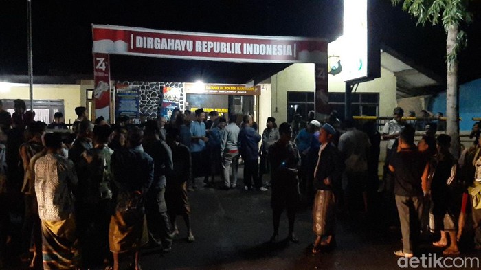 Warga Kepung Mapolsek di Probolinggo