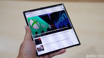 Membaca detikINET dengan layar 8 inch jadi terasa lebih lega.  Foto: Adi Fida Rahman/detikINET