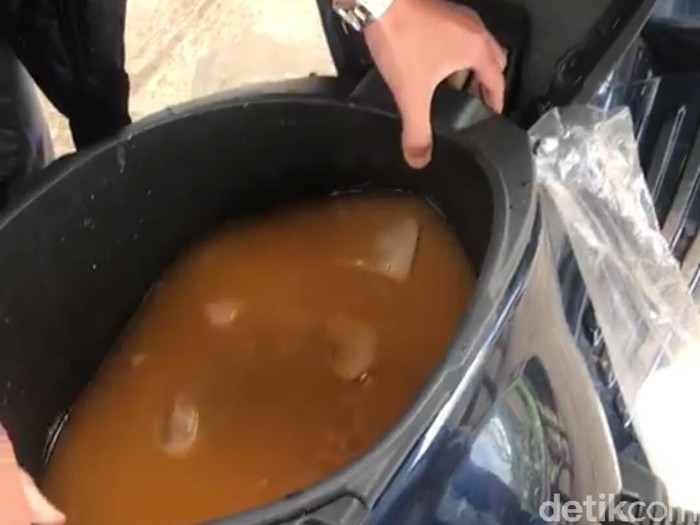 Sekelompok anak SMA jadikan bagasi motor tempat jual bakso dan es krim