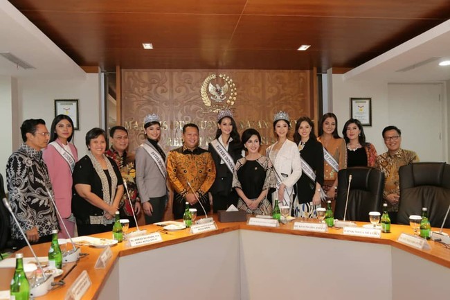 Dalam kesempatan tersebut, Bamsoet resmi menunjuk enam besar Puteri Indonesia 2020 sebagai Duta MPR RI untuk menyosialisasikan Empat Pilar MPR RI kepada masyarakat dunia. Empat Pilar MPR RI, khususnya Pancasila dan semboyan Bhineka Tunggal Ika, juga merupakan bagian dari kekayaan dan keindahan Indonesia yang juga bisa dipersembahkan kepada masyarakat dunia, kata Bamsoet dalam pernyataan resminya seperti dikutip detikcom. (Foto: Instagram/@bambang.soesatyo dan @officialputeriindonesia)