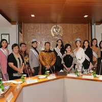 Dalam kesempatan tersebut, Bamsoet resmi menunjuk enam besar Puteri Indonesia 2020 sebagai Duta MPR RI untuk menyosialisasikan Empat Pilar MPR RI kepada masyarakat dunia. Empat Pilar MPR RI, khususnya Pancasila dan semboyan Bhineka Tunggal Ika, juga merupakan bagian dari kekayaan dan keindahan Indonesia yang juga bisa dipersembahkan kepada masyarakat dunia, kata Bamsoet dalam pernyataan resminya seperti dikutip detikcom. (Foto: Instagram/@bambang.soesatyo dan @officialputeriindonesia)