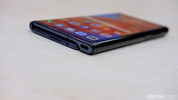 Terdapat port USB Type C  di bagian pokok kiri bawah. Foto: Adi Fida Rahman/detikINET