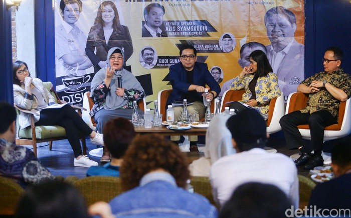 Diskusi Bersatu Melawan Corona Partai Golkar menggelar diskusi bertemakan 'Bersatu Melawan Corona' yang digelar di Little League, Kebayoran Baru, Jakarta Selatan, Jumat (13/3/2020). Diskusi dihadiri (kiri ke kanan) Satgas Waspada & Siaga Corona DR Erlina Burhan, Direktur Eksekutif CSIS Phillip J Vermonte, Ketua Komisi 1 DPR Meutya Hafid, dan Deputi V BIN Mayjen TNI Afini Boer.