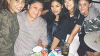 Momen kebersamaan Talitha Latief dengan temannya tidak hanya saat makan besar saja, tetapi juga saat nongkrong bareng sambil menikmati segelas minuman di kafe. Momen tersebut terlihat pada foto ini. Foto: Instagram @thalitalatief