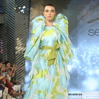 Sebastian Gunawan menampilkan koleksi terbarunya di acara Fashion Nation 2020, di Senayan City, Jakarta. Kamis [12/3/2020]. Foto: Mohammad Abduh/Wolipop.