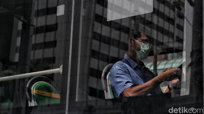 WHO telah umumkan wabah corona sebagai pandemi. Meski telah memperketat pengawasan guna cegah corona, Indonesia belum berencana melakukan lockdown.