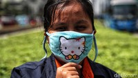 Meski begitu, berbagai upaya pencegahan dan penanggulangan virus corona ini terus diperketat di Indonesia. Tak sedikit pula warga yang mengenakan masker guna mencegah penyebaran COVID-19.