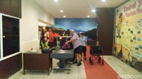 Para turis tersebut kemudian melewati pintu kedatangan internasional dan terlebih dahulu melalui thermal scan.