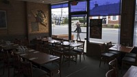 Sebuah restoran yang berada di kawasan New Rochelle, tampak sepi dari pengunjung. AP Photo/Seth Wenig.