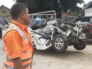 Pikap Tabrak Tronton di Tol Sragen-Ngawi, 2 Tewas 1 Luka Berat