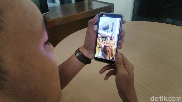 Warga melihat PNS bersalaman tanpa bersentuhan tangan