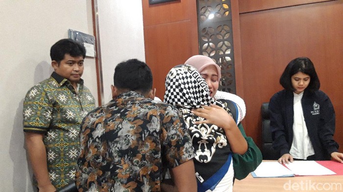 Polisi mengamankan pasutri asal Pasuruan yang diduga menculik balita dari Malaysia. Kini, anak tersebut telah dikembalikan ke ibu kandungnya.