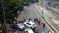 Arus lalu lintas lantas dialihkan ke Jalan Denpasar Selatan. Pengendara lalu diarahkan ke Jalan Denpasar Raya untuk terus menuju ke Mega Kuningan.