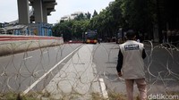 Polisi dan water cannon juga disiagakan di depan Kedubes India.