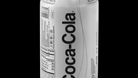 Ia juga berimajinasi membuat kreasi kemasan minuman kaleng tanpa warna. Minuman soda merek Coca-Cola yang sangat ikonik dengan warna merahnya, kini hanya hitam-putih. Gimana menurut kalian? Foto: Istimewa