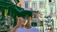 Selain es krim rupanya Seo Joon juga tak bisa lepas dari bir dingin nih. Intip posenya saat bersantai di kafe dengan pemandangan kota tua yang klasik. Foto: Instagram @bn_sj2013