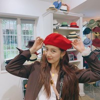 Ingin menambah kesan stylish dan chic dengan aksesori? Kamu bisa memilih topi baret warna merah yang manis dan mencuri atensi seperti Bae Suzy. Foto: Instagram @skuukzky