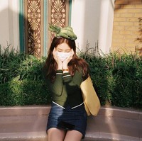 Main ke taman hiburan, ia mengenakan rok pendek dan atasan sweater yang membuatnya tampak lebih muda. Foto: Instagram @skuukzky