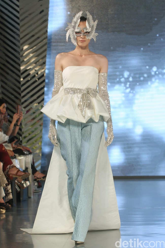 Sebastian Gunawan menampilkan koleksi terbarunya di acara Fashion Nation 2020, di Senayan City, Jakarta. Kamis [12/3/2020]. Foto: Mohammad Abduh/Wolipop.