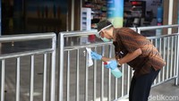 Fokus pembersihan ada di area umum untuk penumpang, seperti ruang tunggu, toilet dan musala Bandara Ngurah Rai. Bahkan, petugas juga mengelap pagar batas pengantar (Foto: Angga Riza/detikcom)